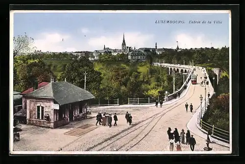 AK Luxembourg, Entree de la Ville, Strassenbahn und Passanten auf der Brücke in die Stadt