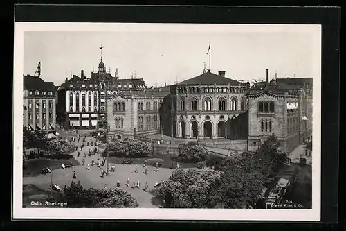 AK Oslo, Stortinget, Strassenbahn auf der Strasse, Passanten auf dem Platz