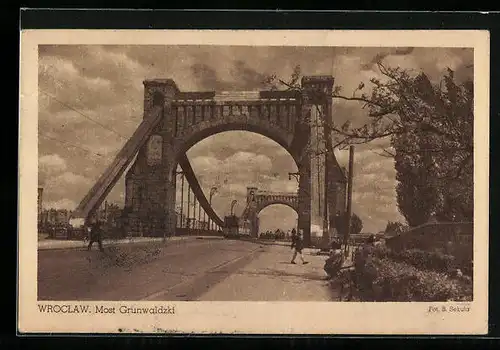 AK Wroclaw, Most Grunwaldzki, Strassenbahn und Passanten auf der Brücke