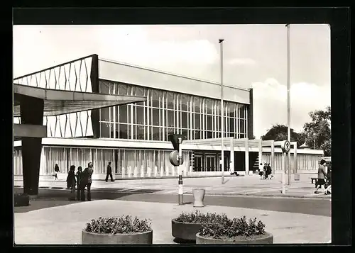 AK Cottbus, Passanten vor der Stadthalle