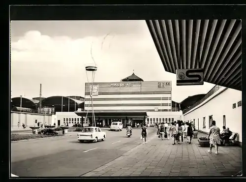 AK Halle a. Saale, Passanten auf dem Vorplatz des Hauptbahnhof