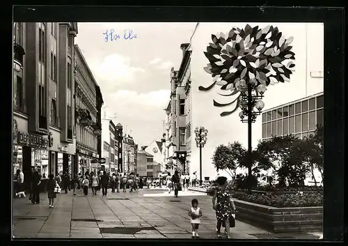 AK Halle a. Saale, Passanten auf der Klement-Gottwald-Strasse