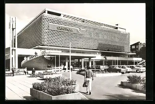 AK Suhl i. Thür., auf dem Vorplatz des Warenhaus Centrum