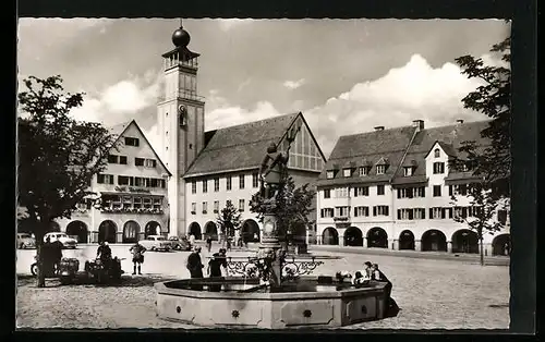 AK Freudenstadt im Schwarzwald, Marktplatz mit Rathaus und Neptunbrunnen