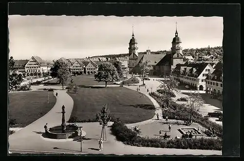 AK Freudenstadt im Schwarzwald, Stadtansicht mit den Parkanlagen im Vordergrund, Blick zum Rathaus