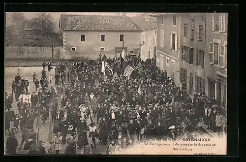 AK Saint-Junien, Ostensions, Le Cortege venant de prendre le drapeau de Notre-Dame