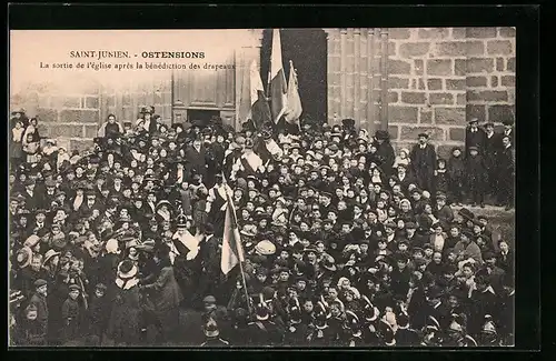 AK Saint-Junien, Ostensions, La sortie de l`Eglise apres la benediction des drapeaux