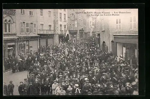 AK Saint-Junien, Ostensions, Le Cortege rue Lucien Dumas