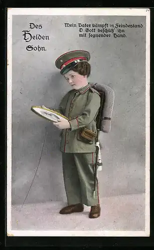 AK Vater ist im Krieg, sein Sohn trägt Uniform und hält ein Bild seines Vaters in der Hand, Kinder Kriegspropaganda