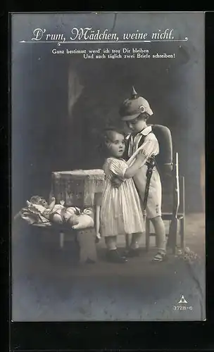 AK Kleiner Junge mit Pickelhaube nimmt Abschied, Kinder Kriegspropaganda