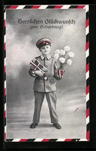 AK Kleiner Junge in Uniform bringt zum Geburtstag Geschenk und Blumen