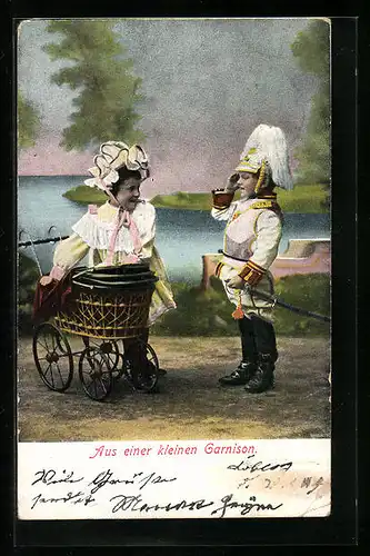 AK Junge in Uniform und Mädchen mit Kinderwagen, Aus einer kleinen Garnison, Kinder Kriegspropaganda