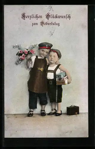 AK Zwei kleine Jungen mit Uniformmützen, Geschenk und Blumen