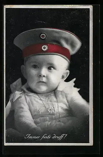 AK Kleinkind mit Uniformmütze, Immer feste druff, Kinder Kriegspropaganda