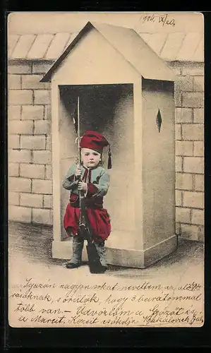 AK Kleiner Junge in Uniform mit Waffe in der Hand vor einem Wachhäuschen, Kinder Kriegspropaganda