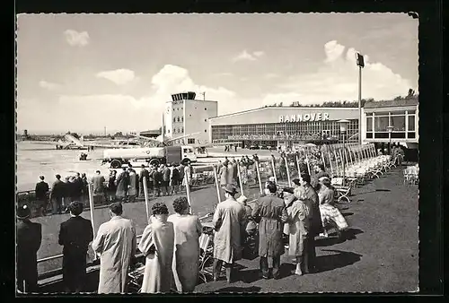 AK Hannover, Flughafen, Schaulustige am Rande des Rollfeldes
