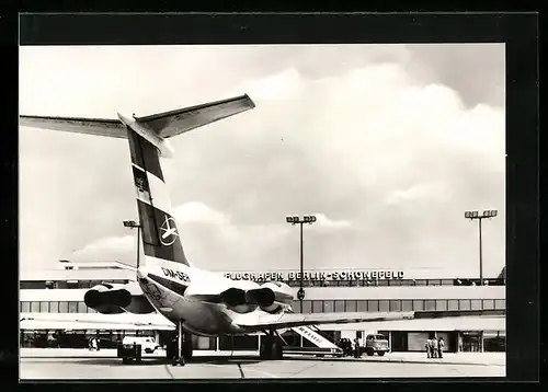 AK Berlin-Schönefeld, IL 62 vor der neuen Passagierabfertigung des Flughafens