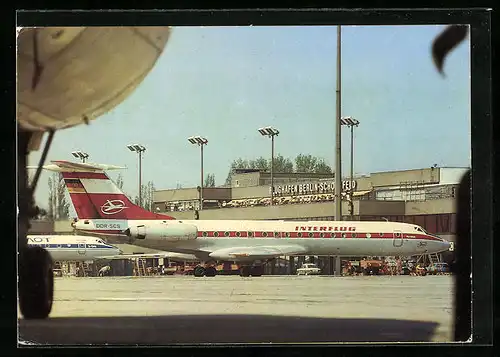 AK Berlin-Schönefeld, Interflug Passagiermaschine auf dem Rollfeld, Flughafen
