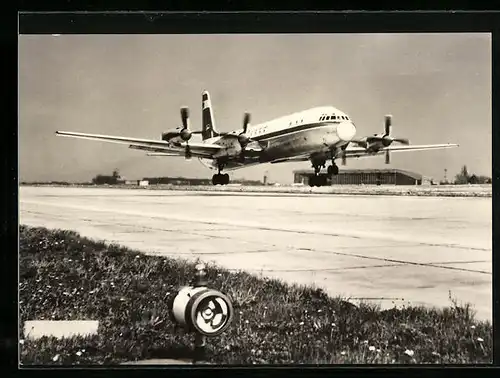 AK Berlin-Schönefeld, Flughafen, Turbinenpropeller-Verkehrsflugzeug IL 18 der Interflug