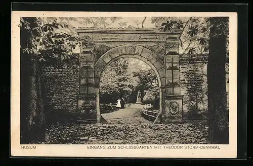 AK Husum, Eingang zum Schlossgarten mit Theodor Storm-Denkmal