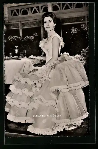 AK Schauspielerin Elisabeth Müller im Kleid auf einem Stuhl sitzend