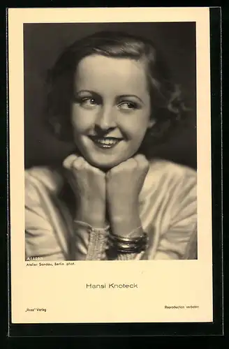 AK Schauspielerin Hansi Knoteck stützt sich auf ihren Händen ab