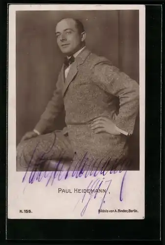 AK Schauspieler Paul Heidemann sitzt auf einem Stuhl