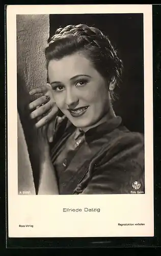 AK Schauspielerin Elfriede Datzig angelehnt an einem Baum