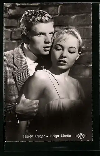 AK Schauspieler Hardy Krüger und Helga Martin in enger Pose