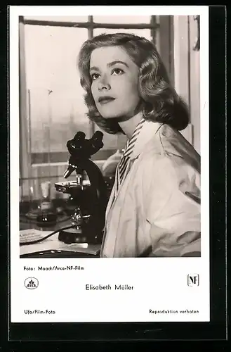 AK Schauspielerin Elisabeth Müller sitzt in einem Labor