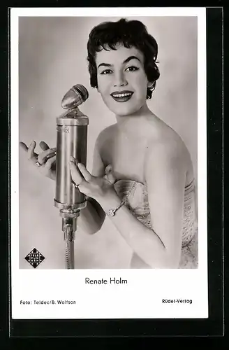AK Schauspielerin Renate Holm steht vor einem Microfon