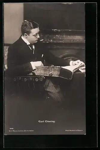 AK Schauspieler Carl Clewing liest ein Buch