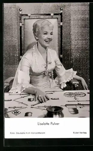 AK Schauspielerin Liselotte Pulver sitzt am Tisch
