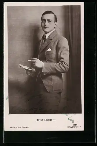 AK Schauspieler Ernst Rückert raucht eine Zigarette