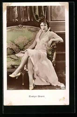AK Schauspielerin Evelyn Brent sitzt auf einem Sofa