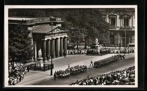 AK Berlin, Aufziehende Wache vor dem Ehrenmal