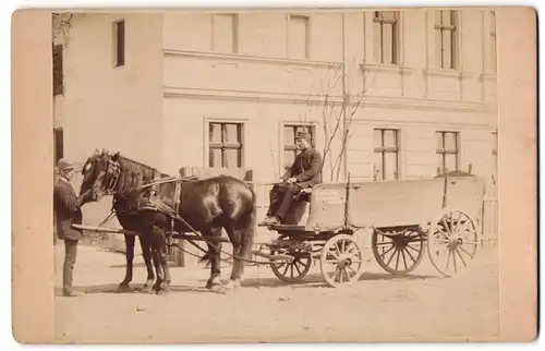 Fotografie unbekannter Fotograf, Ansicht Berlin-Kreuzberg, Kutscher mit Pferdekarren in der Köpenicker Strasse 124