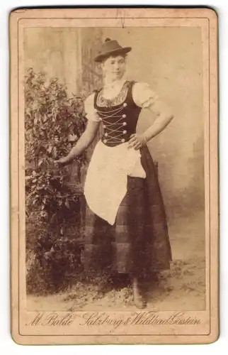 Fotografie Max Balde, Salzburg, junge Dame im Trachtenkleid mit Hand an der Hüfte