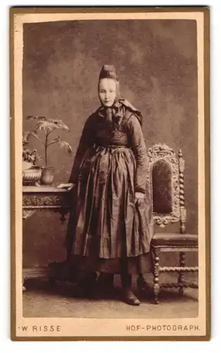 Fotografie W. Risse, Marburg / Lahn, Portrait junge Frau im Trachtenkleid posiert im Atelier