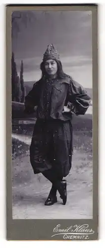 Fotografie Emil Klaus, Chemnitz, junge Frau als Närrin verkleidet zum Fasching, Kostüm
