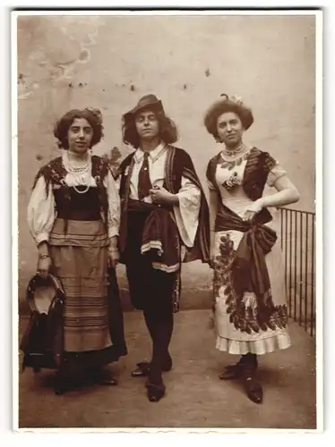 Fotografie Fotograf unbekannt, Mannheim, Amalie, Georg und Käthe als Zigeuner verkleidet, Liedertafel Mannheim 1908