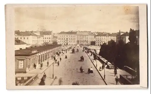 Fotografie unbekannter Fotograf, Ansicht Stockholm, Strassenpartie mit dem Blick zum Reiterdenkmal Gustav II. Adolf