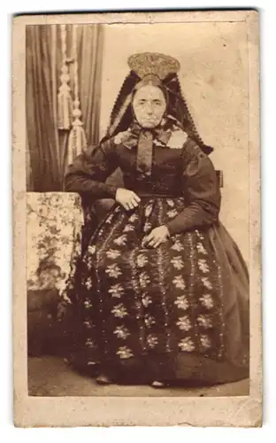Fotografie unbekannter Fotograf und Ort, Trachtältere Dame im Trachtenkleid mit Kopfschmuck, frühe Fotografie