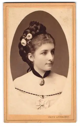 Fotografie Fritz Luckhardt, Wien, Portrait hübsche junge Frau im schulterfreien Kleid mit geflochtenen Haaren, Halsband