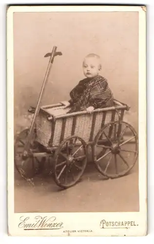 Fotografie Emil Winzer, Potschappel, niedliches kleines Kind sitzt im Bollerwagen aus Weide