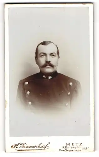 Fotografie A. Zinnenlauf, Metz, Portrait Eisenbahner in Uniform mit Moustache