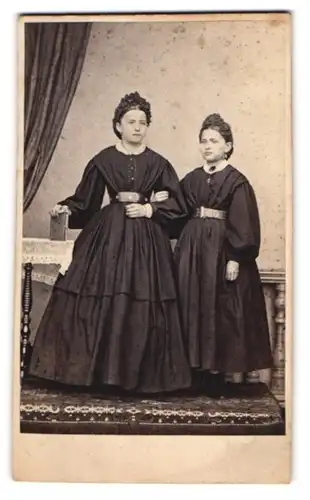 Fotografie unbekannter Fotograf und Ort, zwei junge Damen Anna und Marie Jährig posieren Arm in Arm im Atelier, 1865