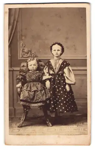 Fotografie unbekannter Fotograf und Ort, zwei niedliche kleine Mädchen im Püncktchenkleid nebst Schwesterchen