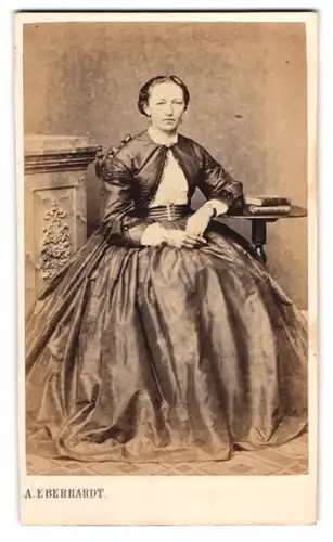 Fotografie A. E. Eberhardt, Hamburg, Dame im seidenen Reifrock Kleid mit Bolero