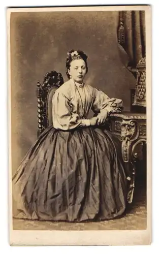 Fotografie H. G. Nothnagel, Altona, junge Hamburgerin im hellen Kleid mit Kopfschmuck
